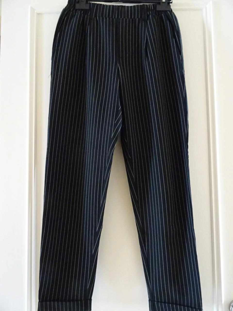 Pantalon noir à pinces à rayures blanches TALLY WEIJL taille 34